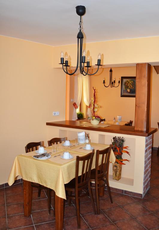 Penzion Moravsky Sommelier Valtice Bagian luar foto